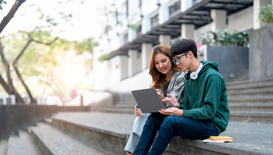 Estudiante usando su portátil para completar su matrícula universitaria