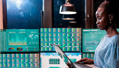 Persona accediendo a servicios financieros en línea desde su ordenador