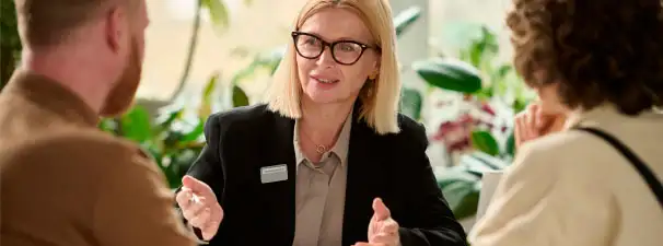 Image of a government building.